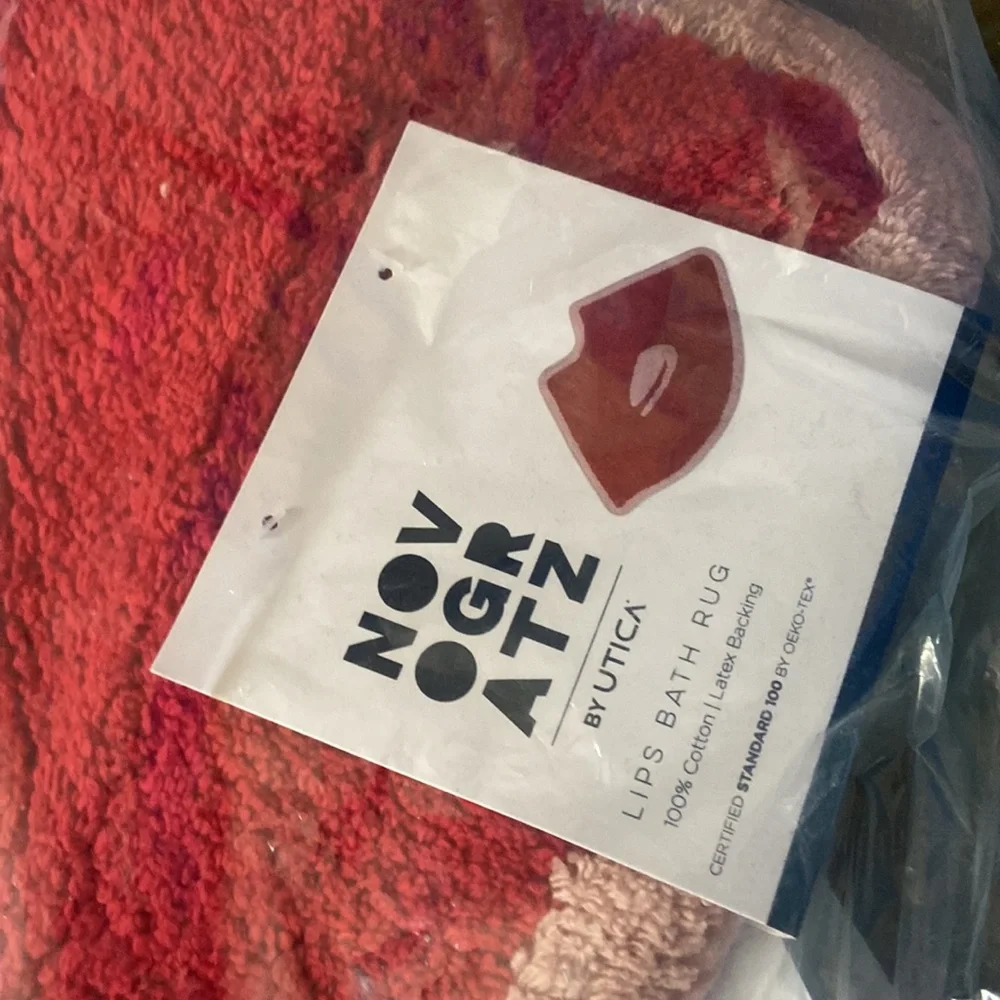 Novagratz red lips small bath rug